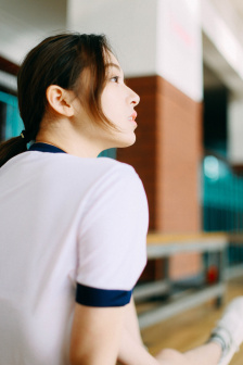 按在玻璃窗前C